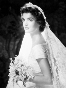​美国总统肯尼迪死后，夫人杰奎琳一袭白婚纱，改嫁62岁希腊老船王