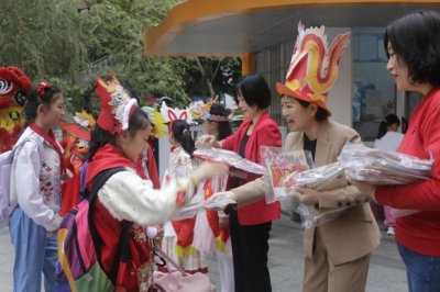 ​舞龙同歌声交错，广府与国际交融——广州市中小学生这样花式迎开学