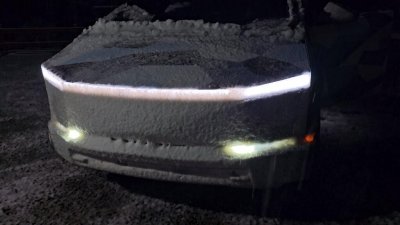 ​车主反映特斯拉Cybertruck大灯容易被雪覆盖：雪天夜间照明受影响