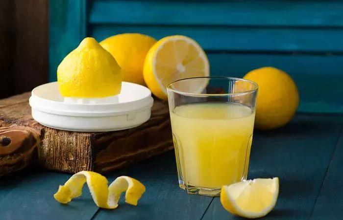 柠檬榨汁和什么搭配好 柠檬可以直接榨汁喝吗